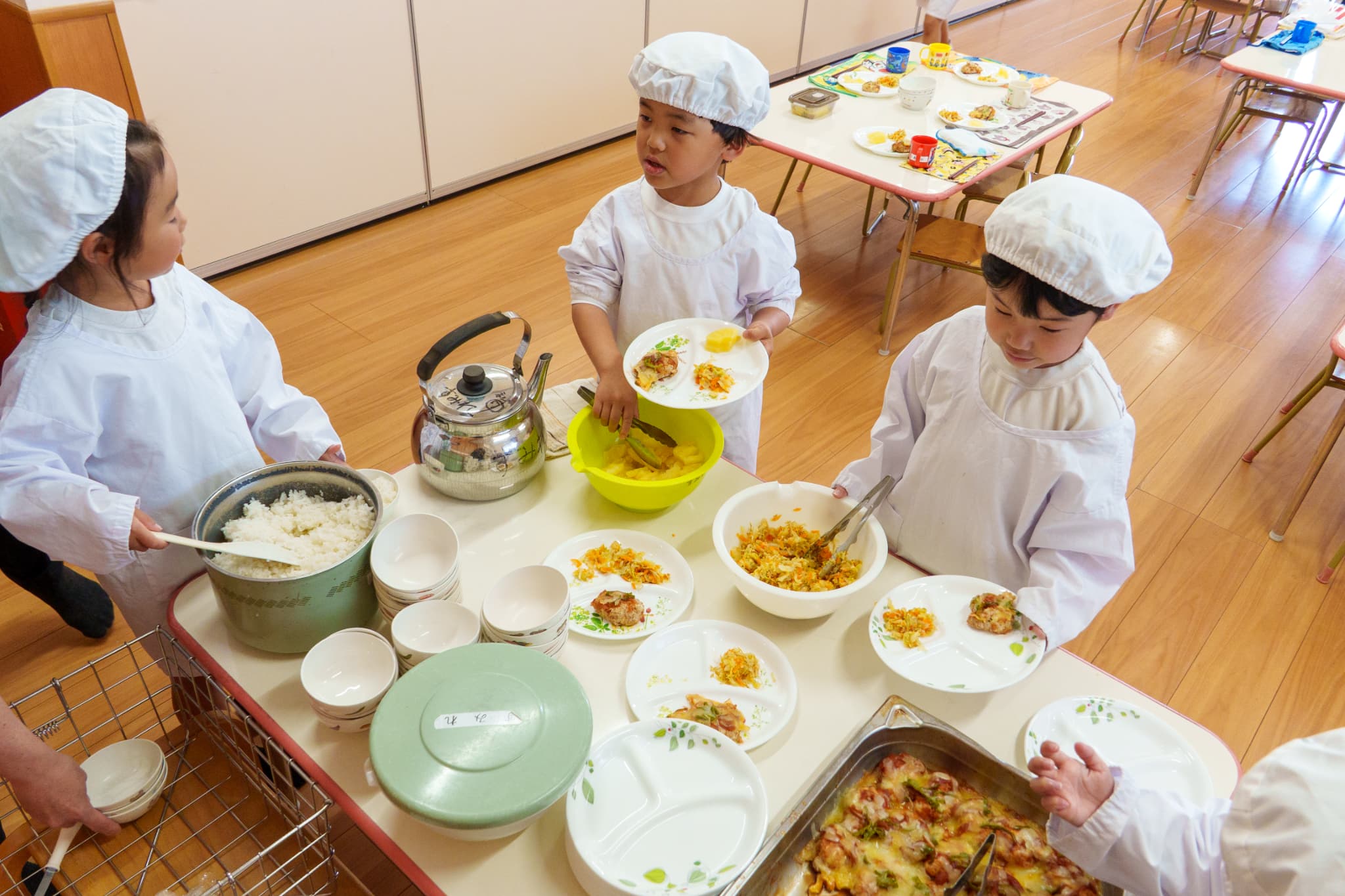 調理、盛り付け、提供